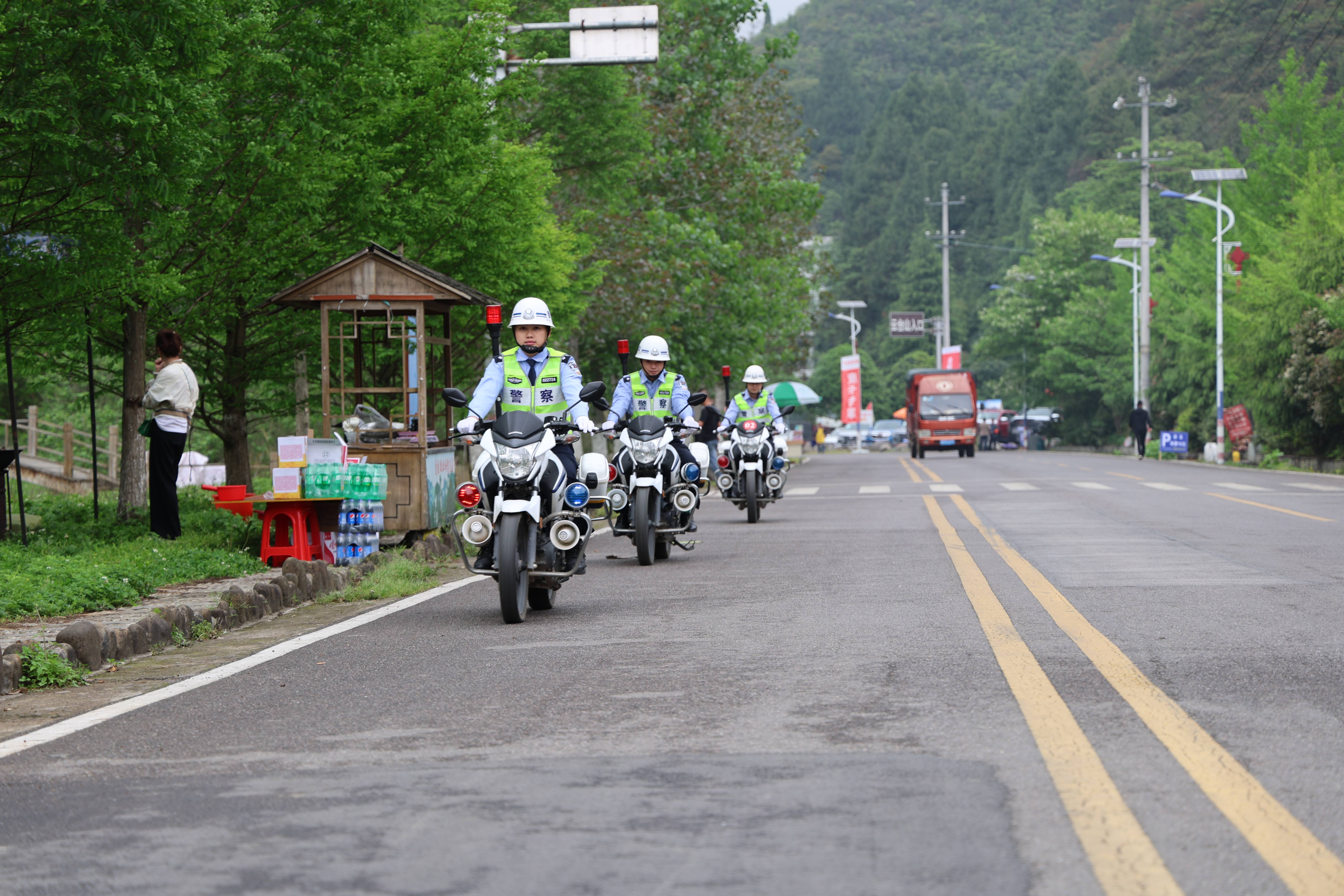 皇冠登一登二登三区别_“三月三”登云台山 交警路面护平安