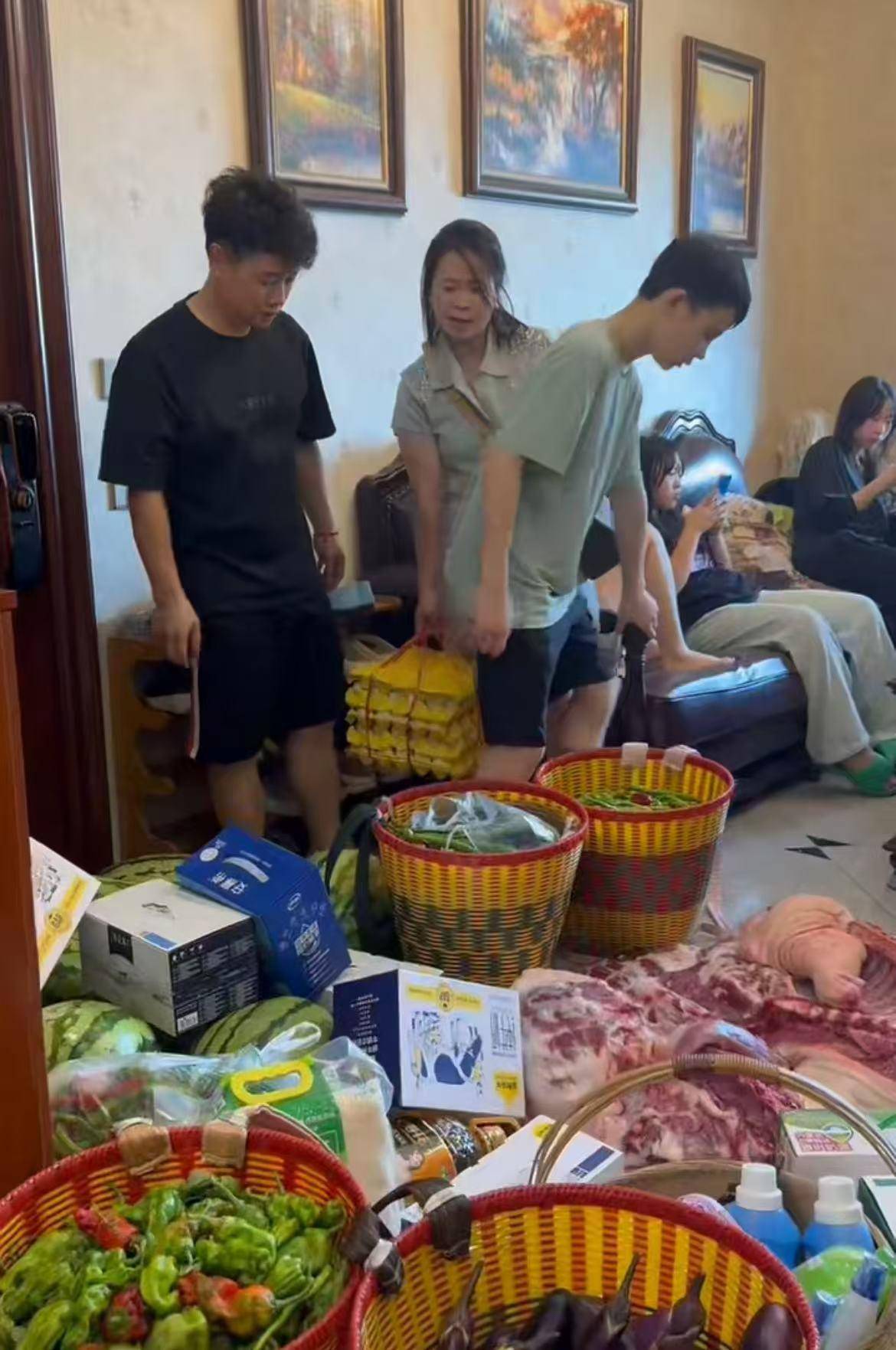 斯托克城vs布拉德福德_16个外甥一顿吃200个水饺斯托克城vs布拉德福德，挑扁担买菜的重庆“宇宙舅舅”：孩子们开学离开，心里空落落的