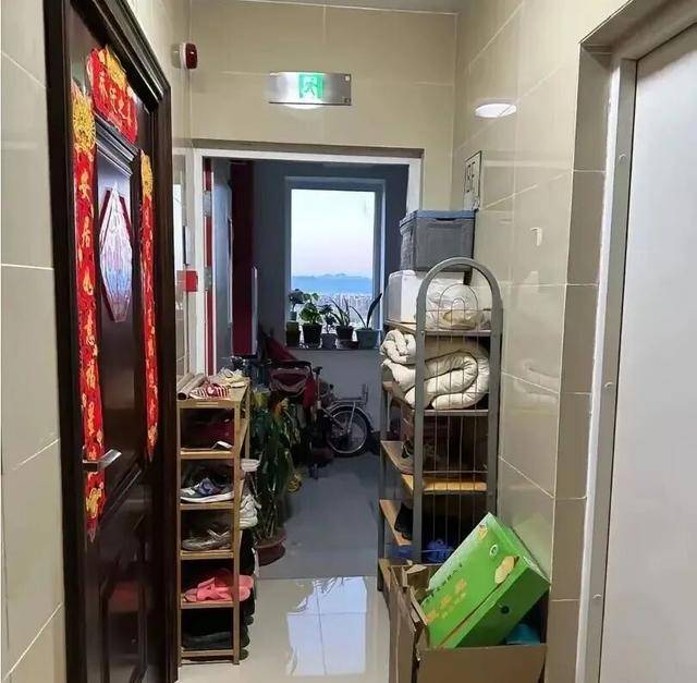 意大利甲组联赛_物业“不让门口放鞋子”意大利甲组联赛，门口放鞋柜违法吗？