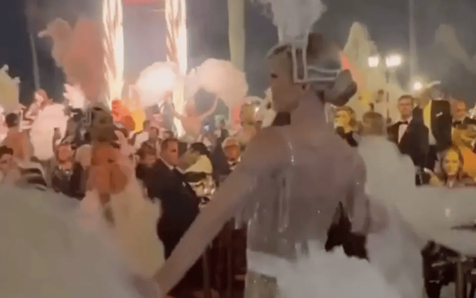 皇冠信用网注册_“了不起的特朗普”花天酒地皇冠信用网注册，4200万美国人却正挨饿