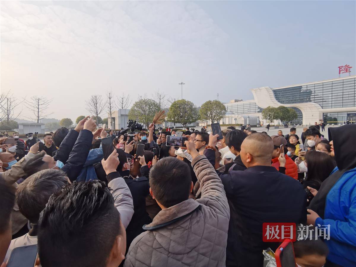 皇冠信用网账号如何注册_《早安隆回》全网播放量超1600亿皇冠信用网账号如何注册，作者袁树雄：这首歌让我的负债没了，将为2026世界杯写新歌